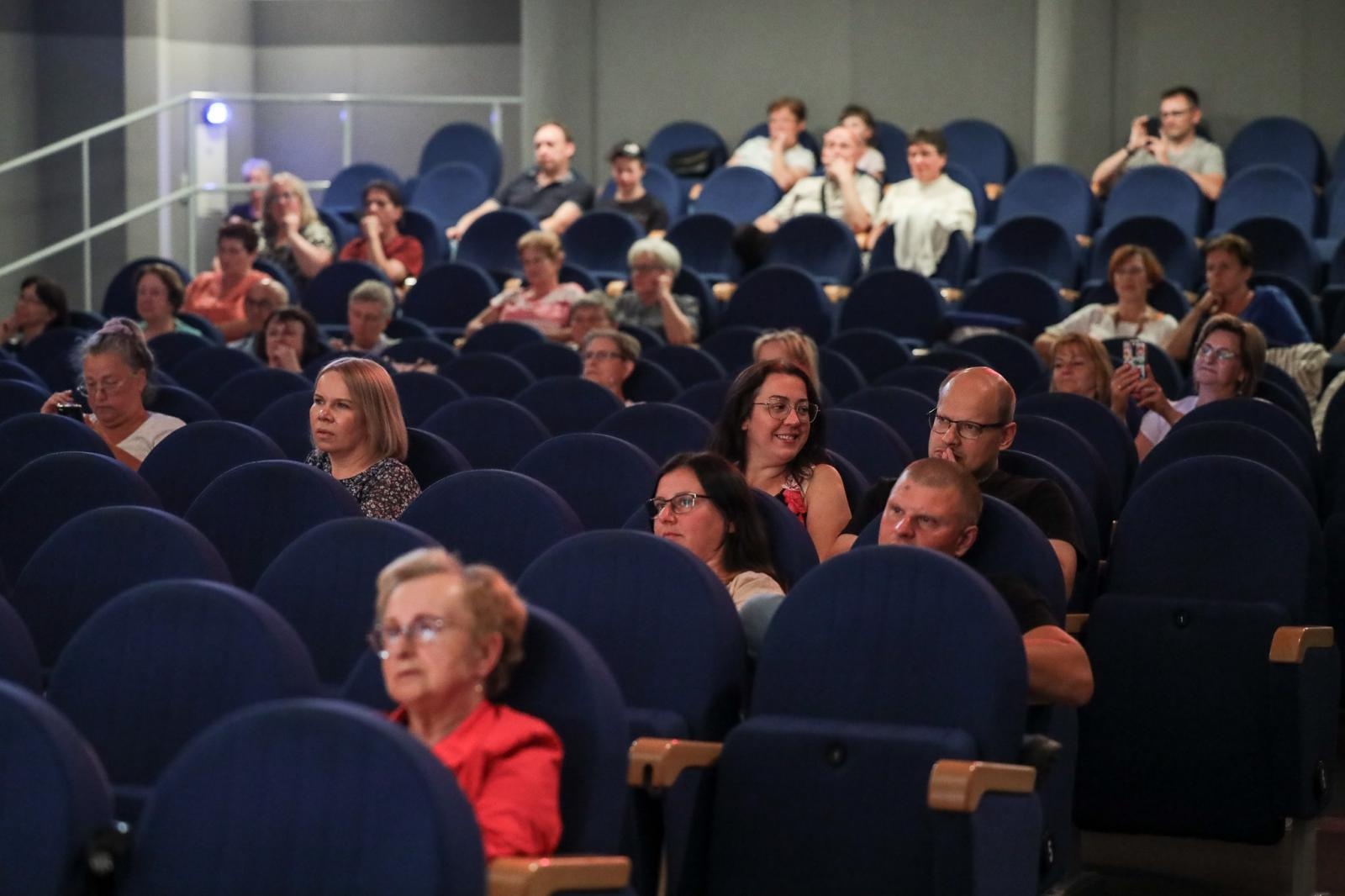Zdjęcie w galerii na portalu naszraciborz.pl: Gospodynie i tancerze. Niecodzienny koncert w Strzesze wiadomości z regionu