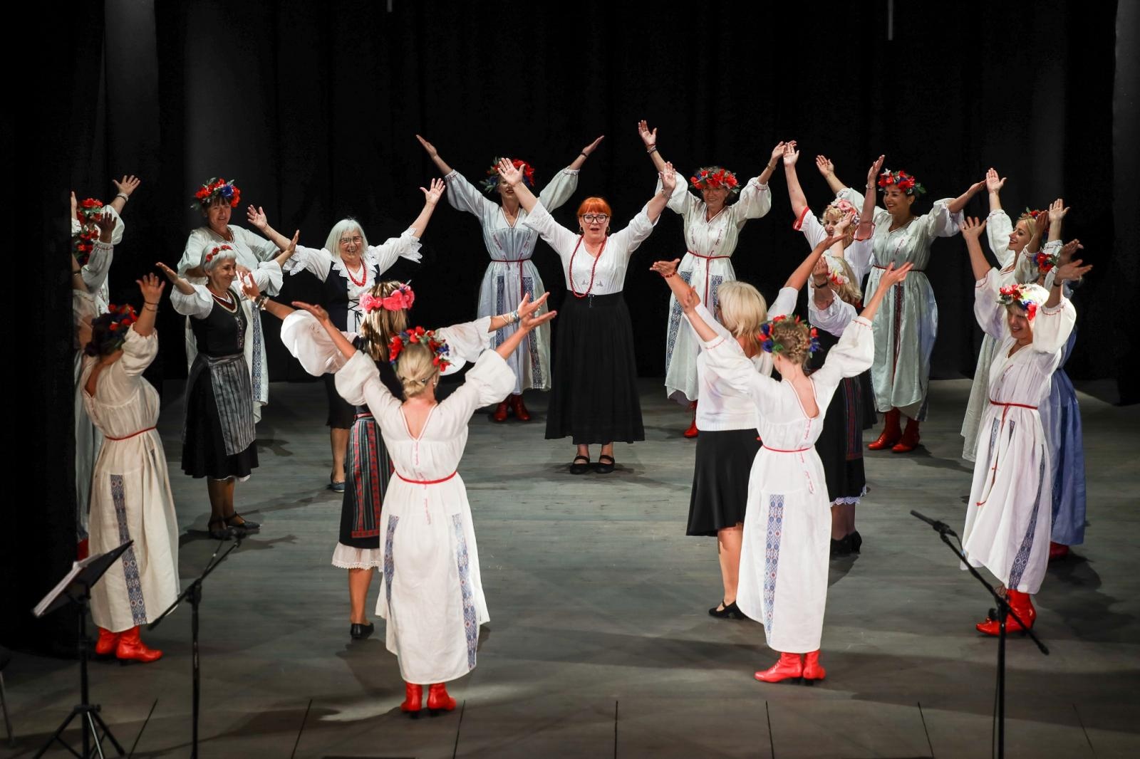 Zdjęcie w galerii na portalu naszraciborz.pl: Gospodynie i tancerze. Niecodzienny koncert w Strzesze wiadomości z regionu