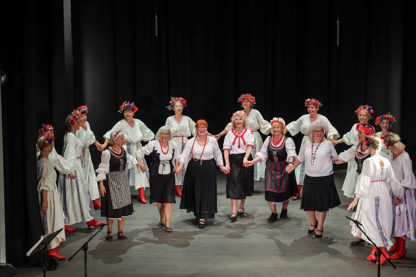 Zdjęcie w galerii na portalu naszraciborz.pl: Gospodynie i tancerze. Niecodzienny koncert w Strzesze wiadomości z regionu