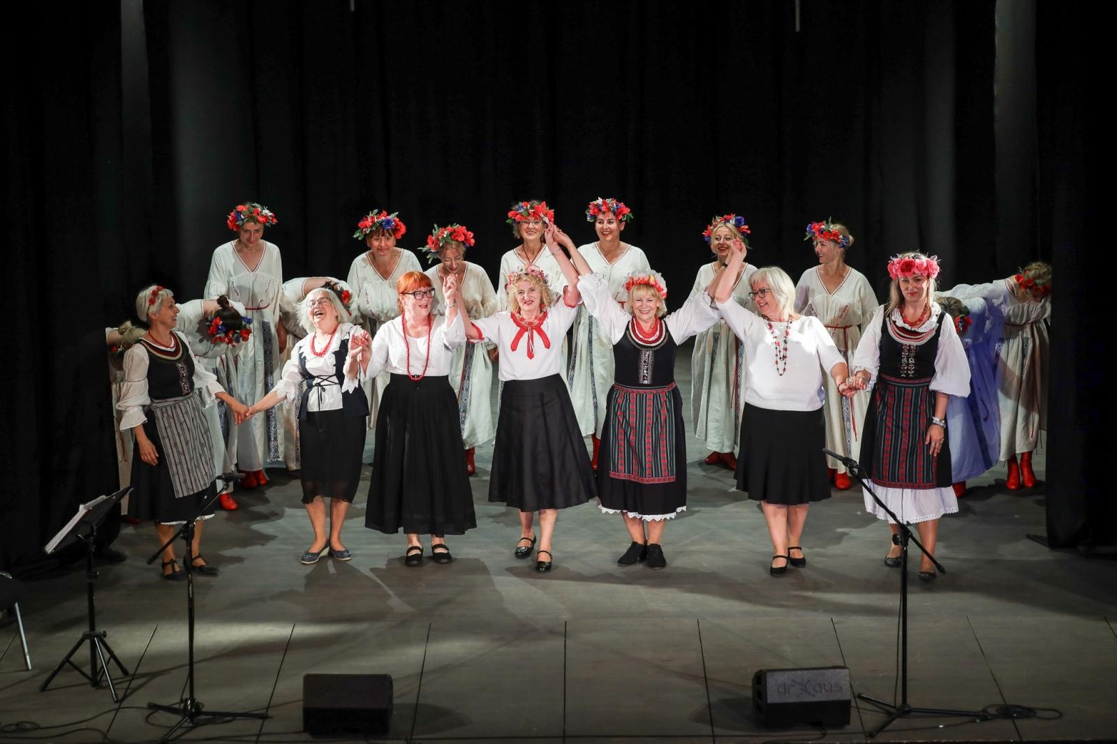 Zdjęcie w galerii na portalu naszraciborz.pl: Gospodynie i tancerze. Niecodzienny koncert w Strzesze wiadomości z regionu