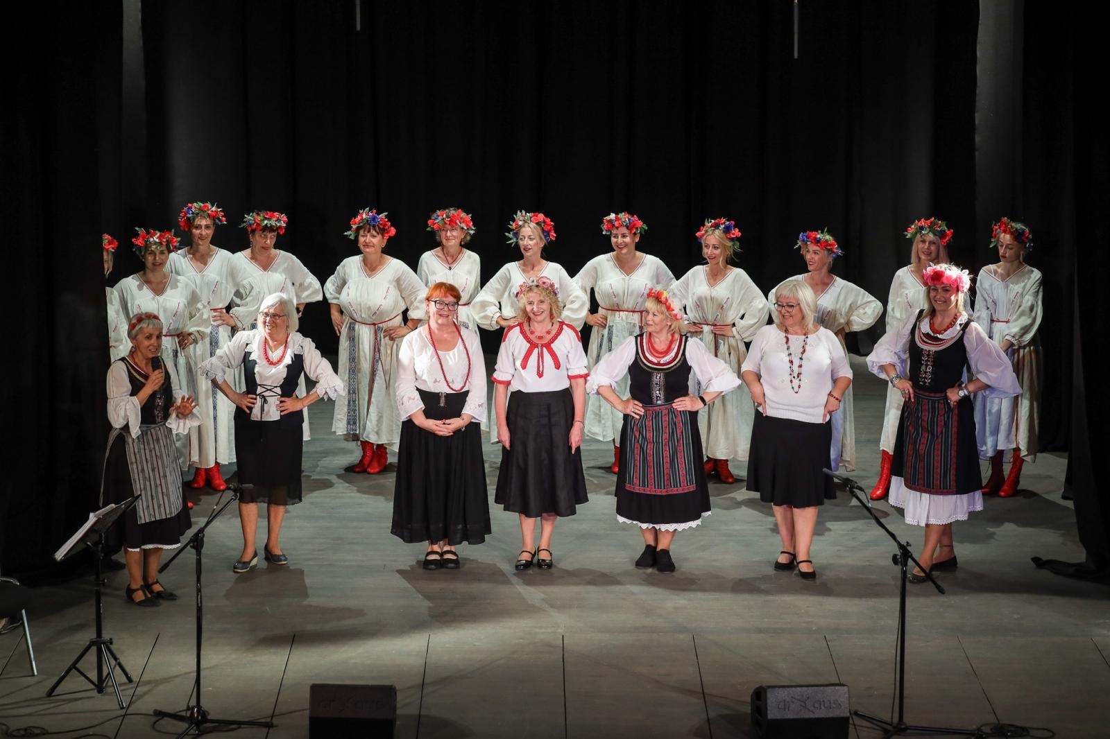 Zdjęcie w galerii na portalu naszraciborz.pl: Gospodynie i tancerze. Niecodzienny koncert w Strzesze wiadomości z regionu
