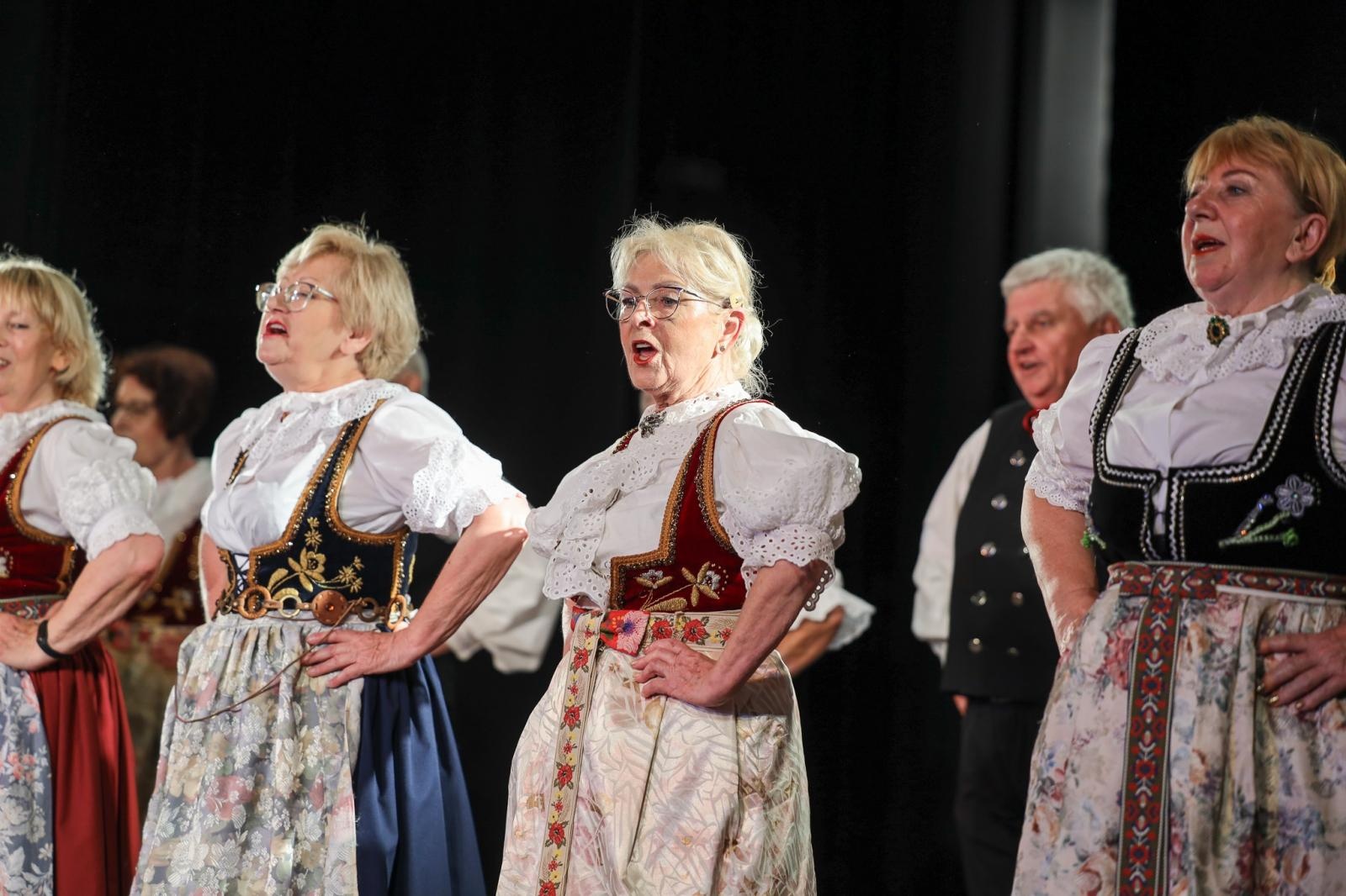 Zdjęcie w galerii na portalu naszraciborz.pl: Gospodynie i tancerze. Niecodzienny koncert w Strzesze wiadomości z regionu