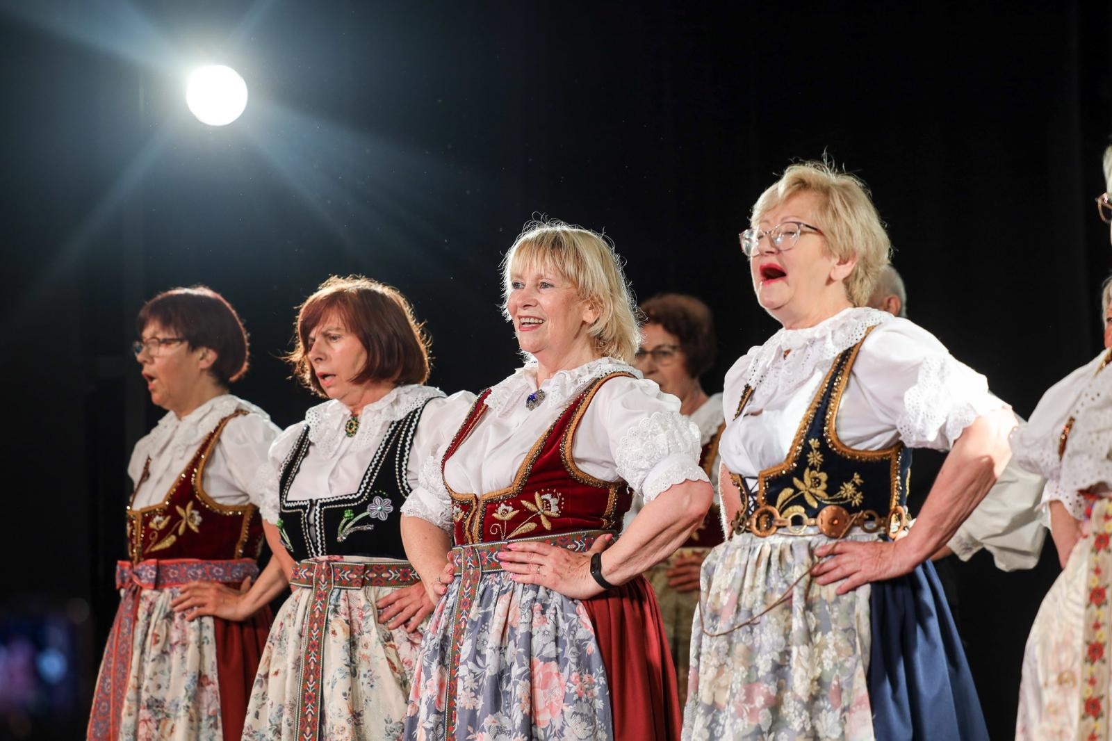 Zdjęcie w galerii na portalu naszraciborz.pl: Gospodynie i tancerze. Niecodzienny koncert w Strzesze wiadomości z regionu