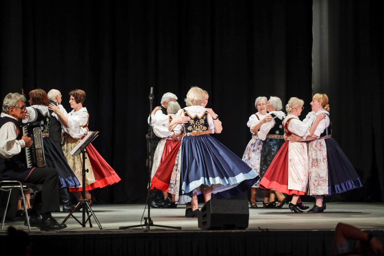 Zdjęcie w galerii na portalu naszraciborz.pl: Gospodynie i tancerze. Niecodzienny koncert w Strzesze wiadomości z regionu