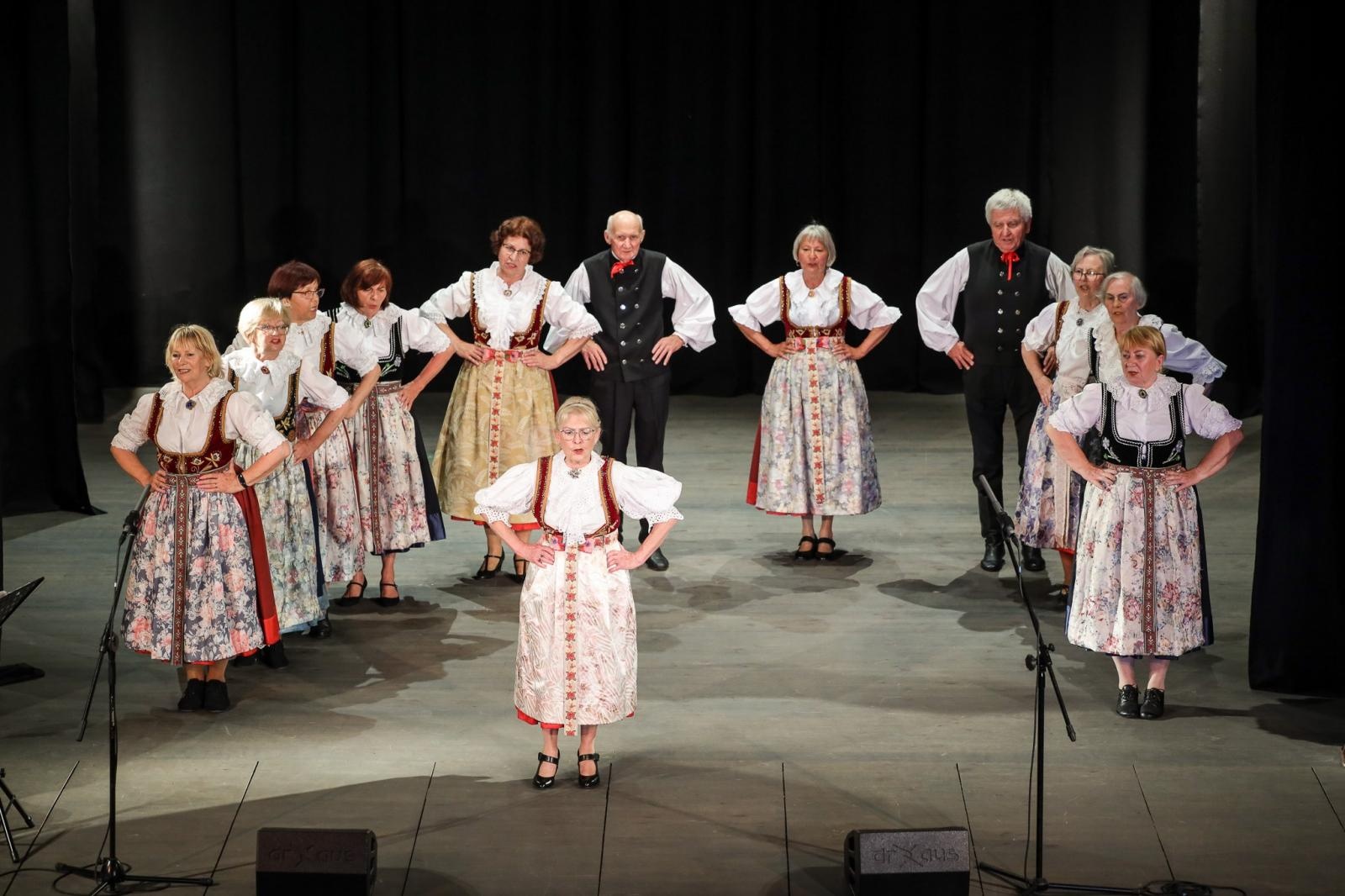 Zdjęcie w galerii na portalu naszraciborz.pl: Gospodynie i tancerze. Niecodzienny koncert w Strzesze wiadomości z regionu