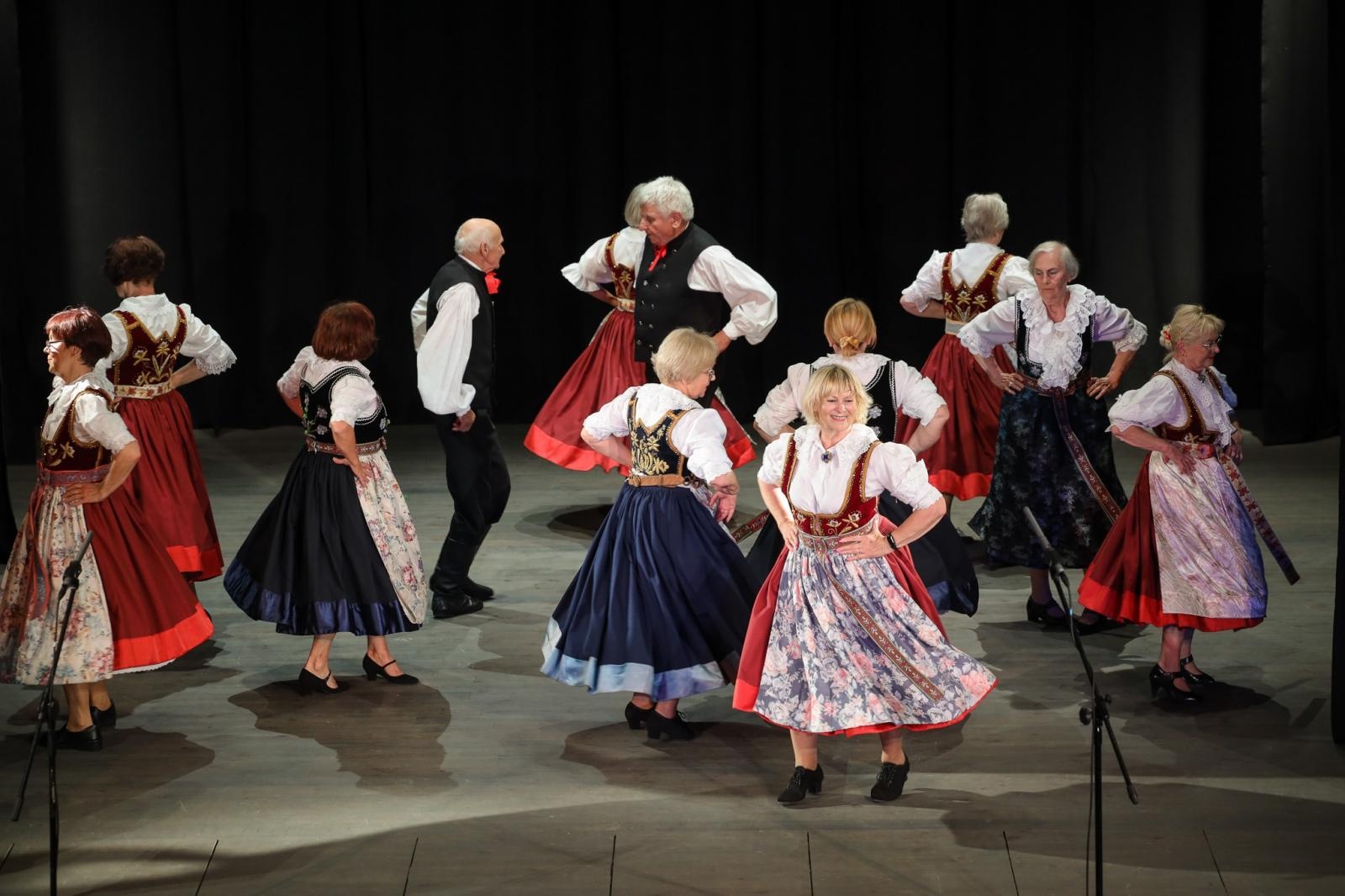 Zdjęcie w galerii na portalu naszraciborz.pl: Gospodynie i tancerze. Niecodzienny koncert w Strzesze wiadomości z regionu