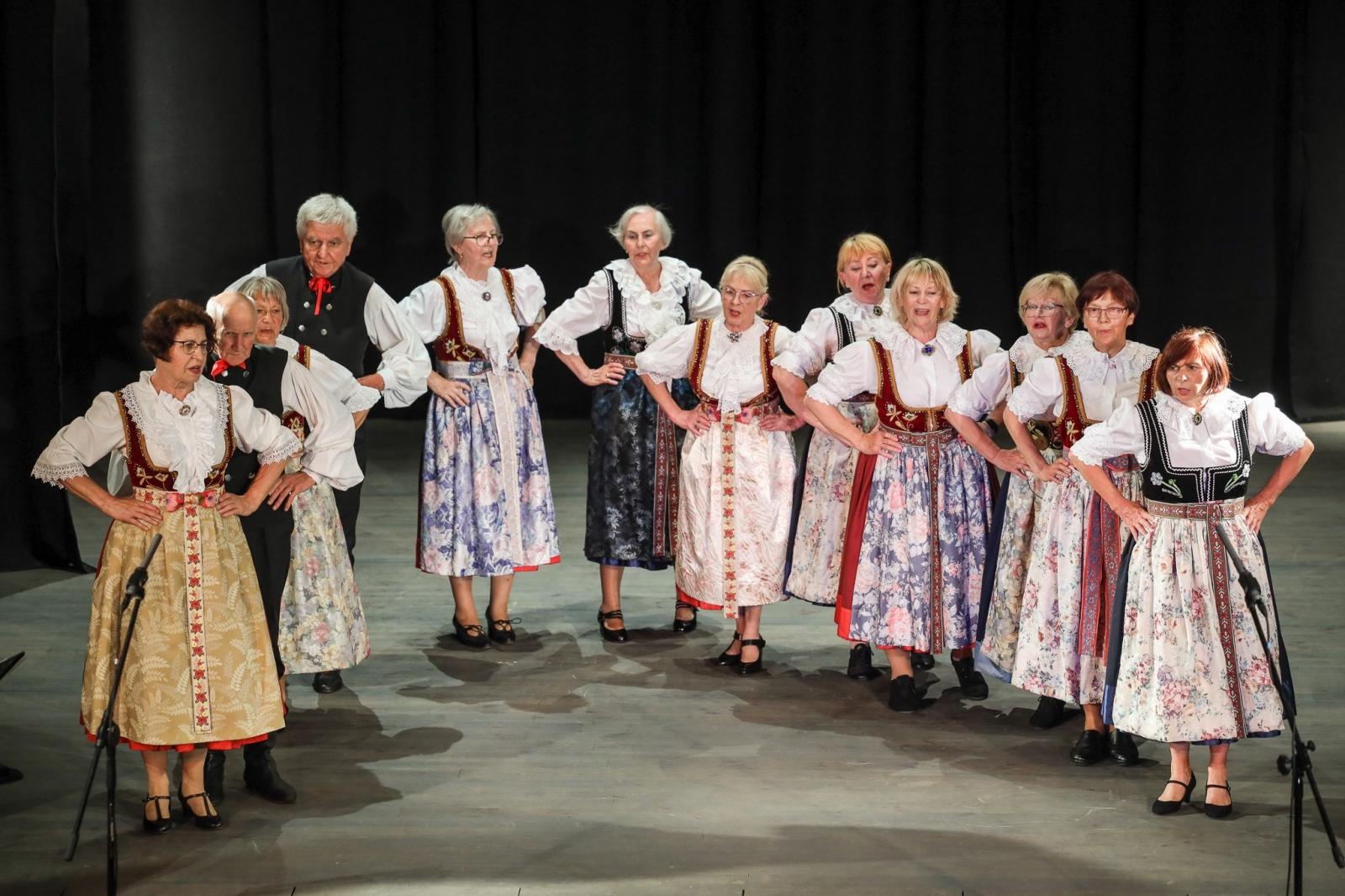 Zdjęcie w galerii na portalu naszraciborz.pl: Gospodynie i tancerze. Niecodzienny koncert w Strzesze wiadomości z regionu