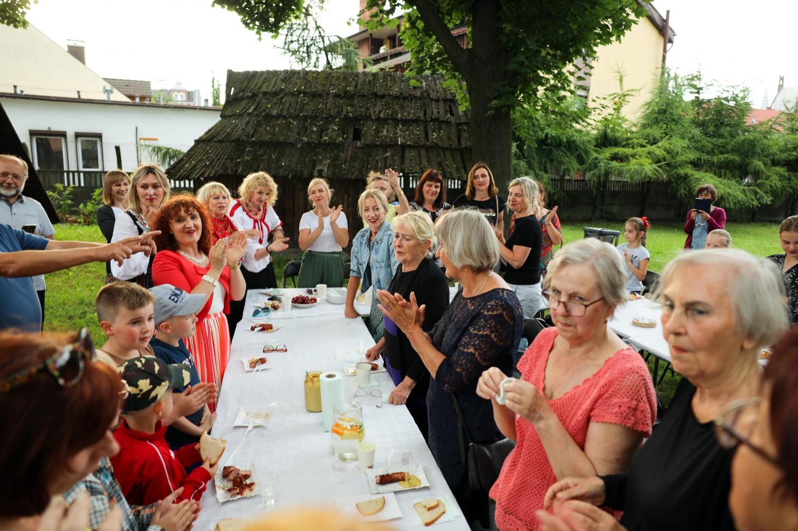 Zdjęcie w galerii na portalu naszraciborz.pl: Gospodynie i tancerze. Niecodzienny koncert w Strzesze wiadomości z regionu