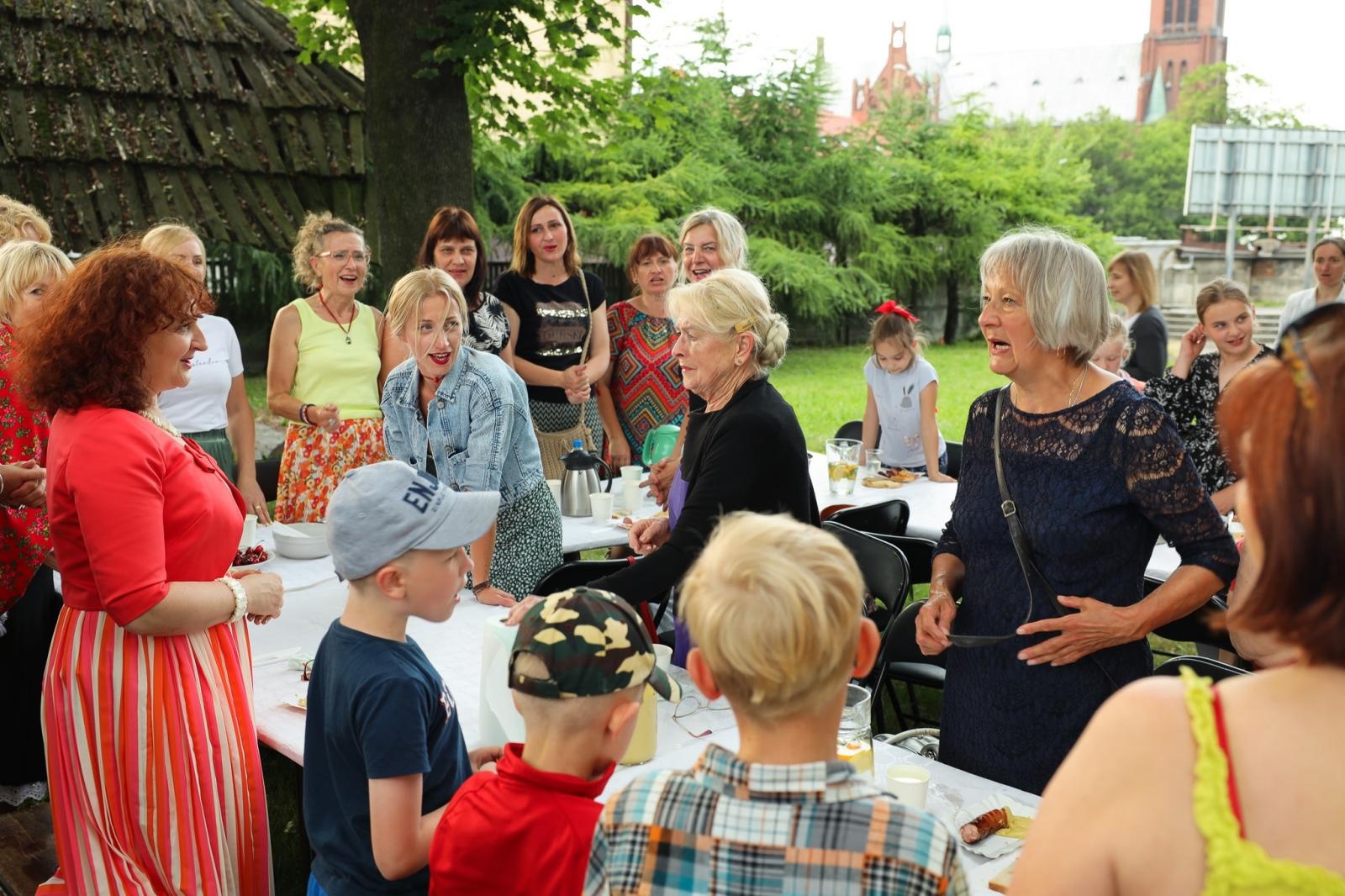 Zdjęcie w galerii na portalu naszraciborz.pl: Gospodynie i tancerze. Niecodzienny koncert w Strzesze wiadomości z regionu