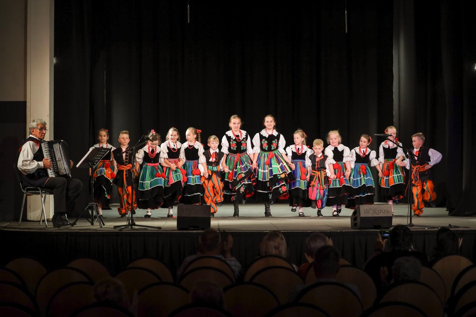 Zdjęcie w galerii na portalu naszraciborz.pl: Gospodynie i tancerze. Niecodzienny koncert w Strzesze wiadomości z regionu