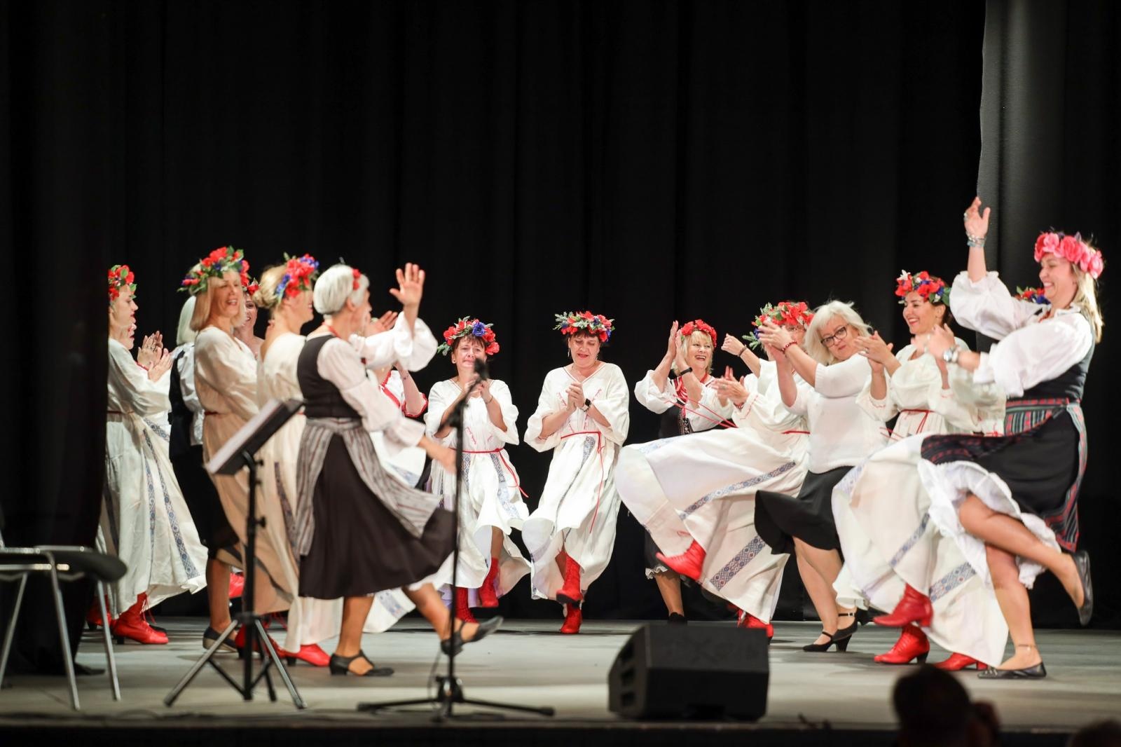 Zdjęcie w galerii na portalu naszraciborz.pl: Gospodynie i tancerze. Niecodzienny koncert w Strzesze wiadomości z regionu