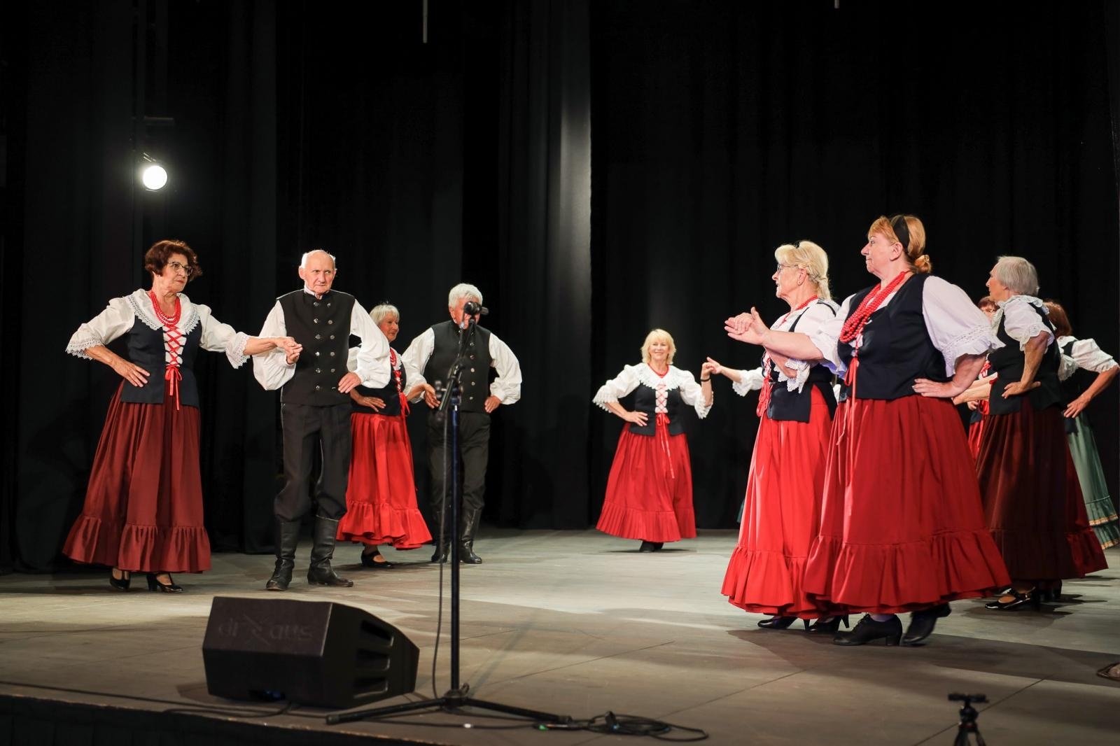 Zdjęcie w galerii na portalu naszraciborz.pl: Gospodynie i tancerze. Niecodzienny koncert w Strzesze wiadomości z regionu