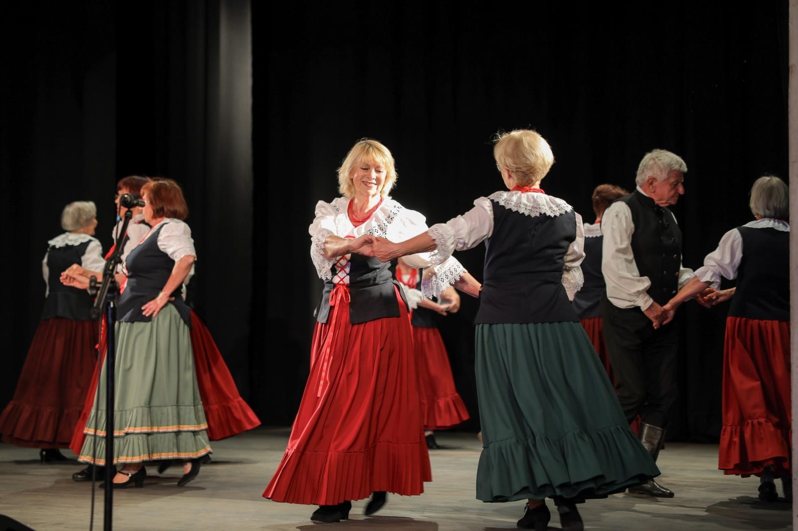 Zdjęcie w galerii na portalu naszraciborz.pl: Gospodynie i tancerze. Niecodzienny koncert w Strzesze wiadomości z regionu