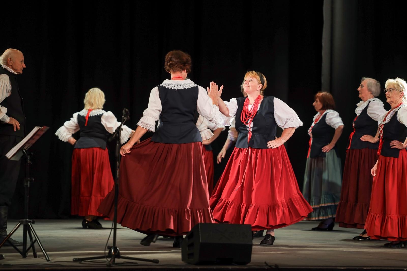 Zdjęcie w galerii na portalu naszraciborz.pl: Gospodynie i tancerze. Niecodzienny koncert w Strzesze wiadomości z regionu