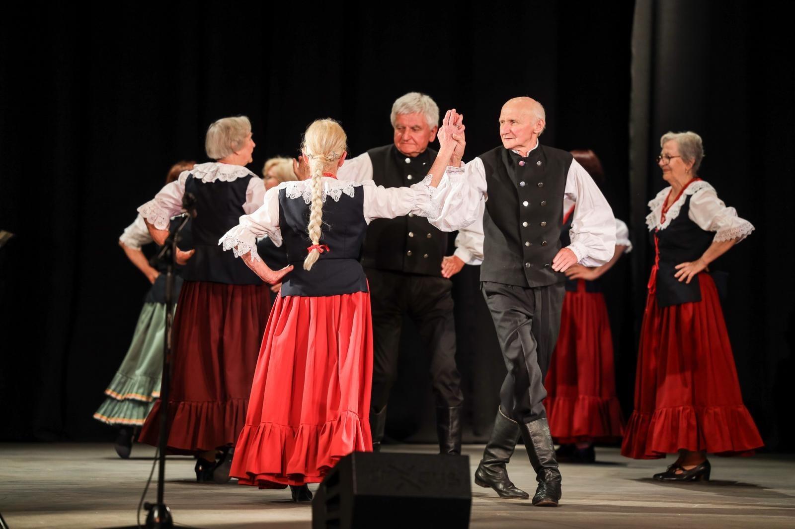 Zdjęcie w galerii na portalu naszraciborz.pl: Gospodynie i tancerze. Niecodzienny koncert w Strzesze wiadomości z regionu