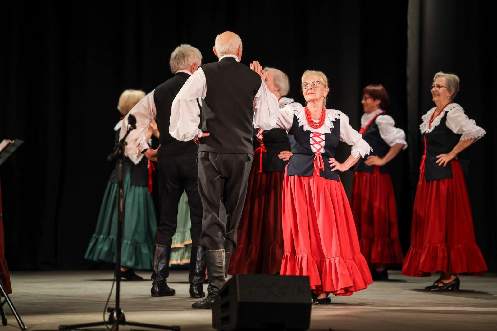 Zdjęcie w galerii na portalu naszraciborz.pl: Gospodynie i tancerze. Niecodzienny koncert w Strzesze wiadomości z regionu