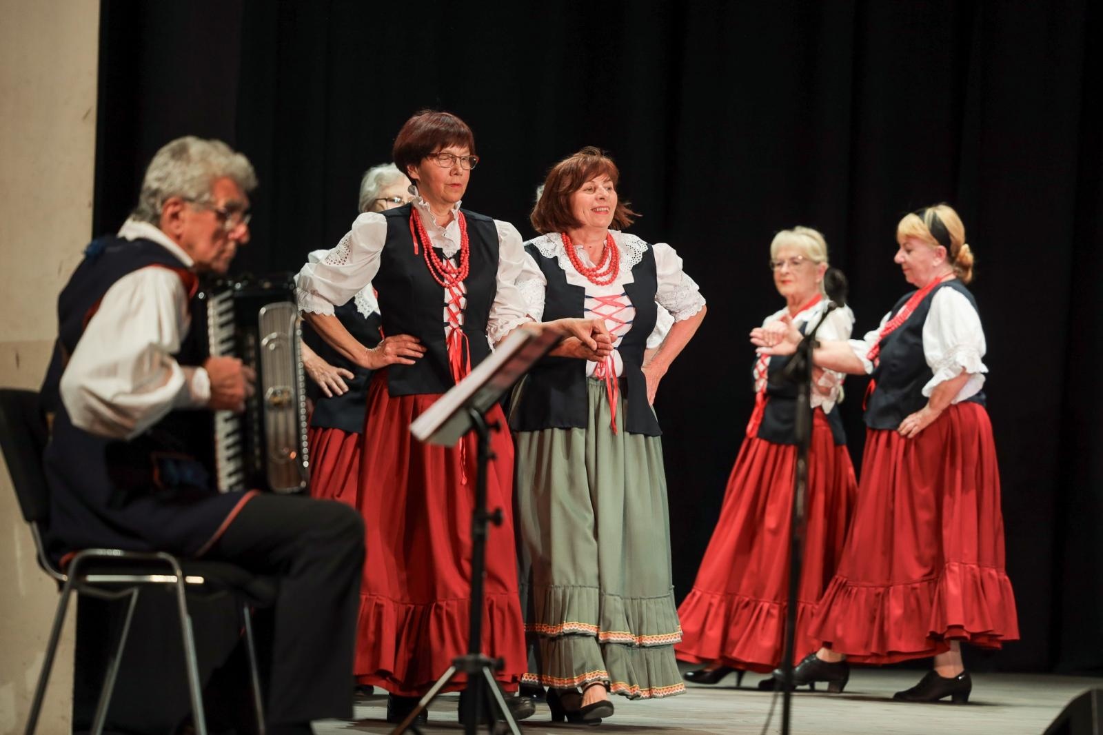 Zdjęcie w galerii na portalu naszraciborz.pl: Gospodynie i tancerze. Niecodzienny koncert w Strzesze wiadomości z regionu