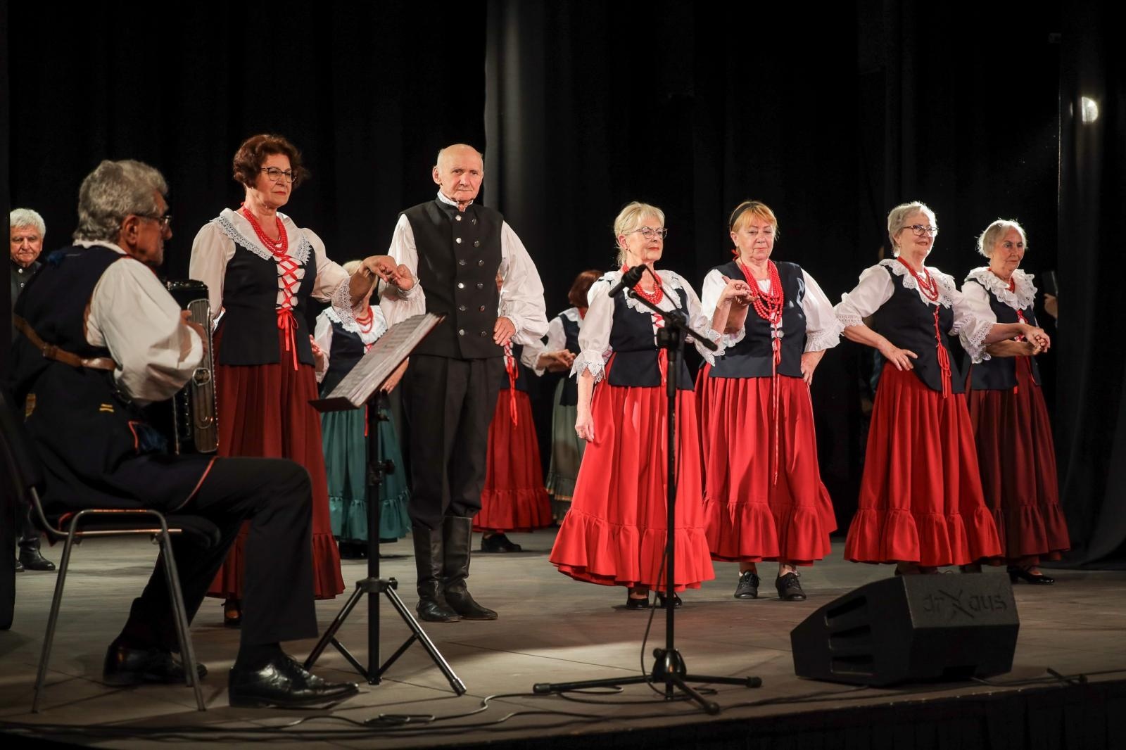 Zdjęcie w galerii na portalu naszraciborz.pl: Gospodynie i tancerze. Niecodzienny koncert w Strzesze wiadomości z regionu