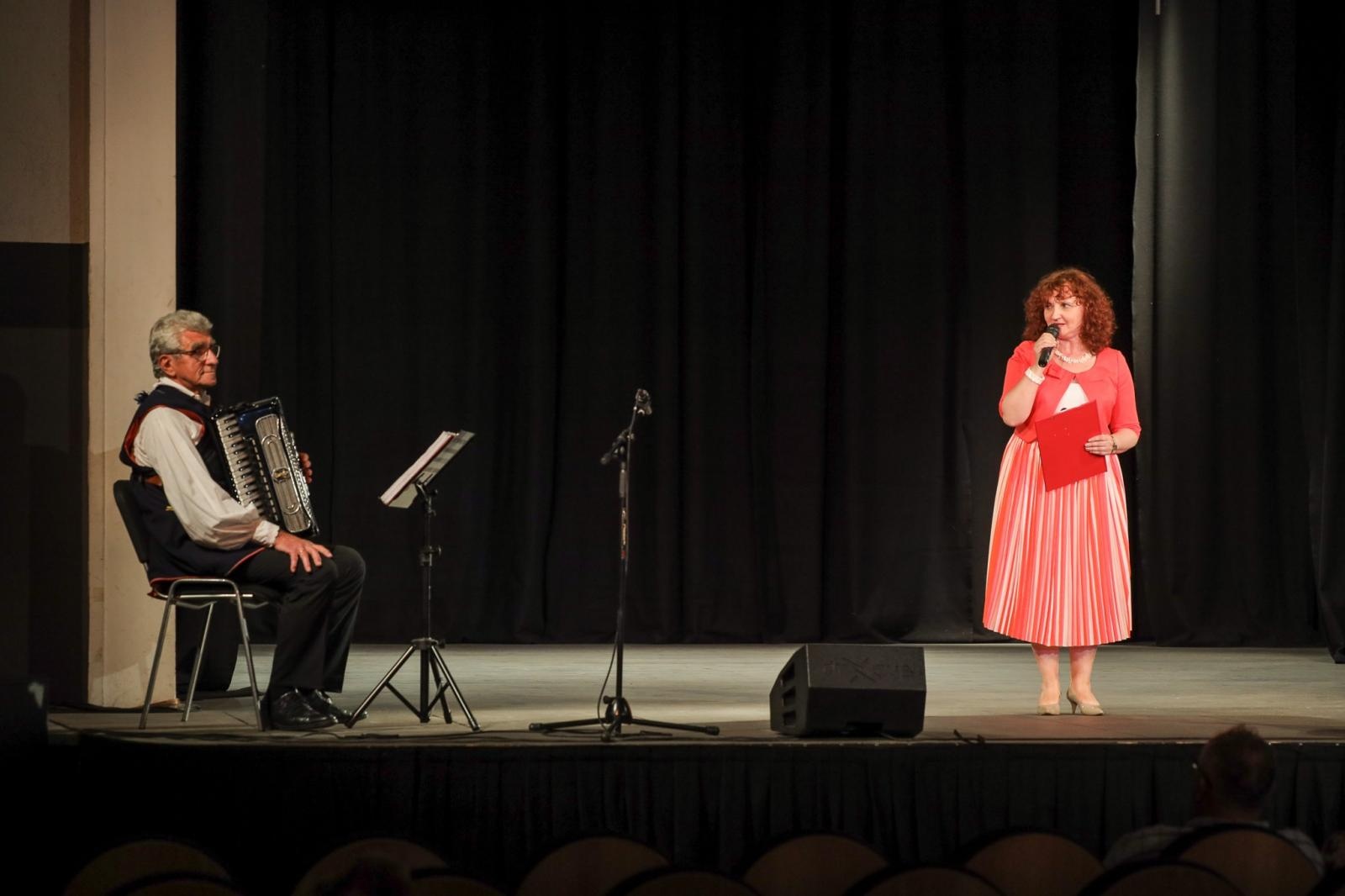 Zdjęcie w galerii na portalu naszraciborz.pl: Gospodynie i tancerze. Niecodzienny koncert w Strzesze wiadomości z regionu