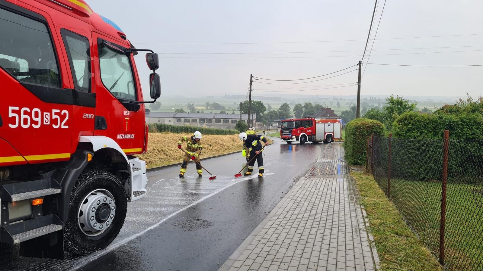 Zdjęcie w galerii na portalu naszraciborz.pl: Gigantyczna plama w Bojanowie. Winna awaria ciągnika [FOTO] wiadomości z regionu