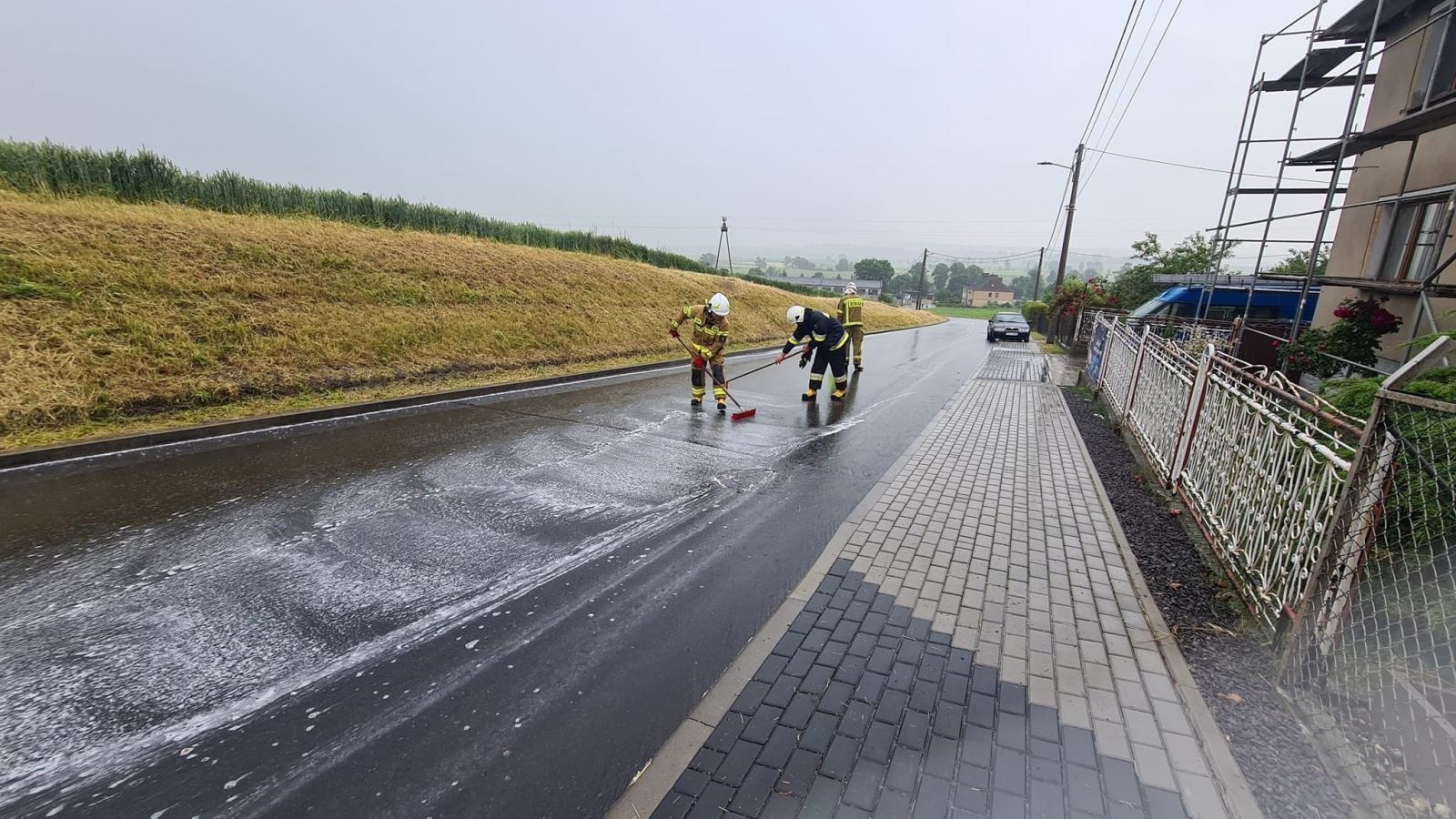 Zdjęcie w galerii na portalu naszraciborz.pl: Gigantyczna plama w Bojanowie. Winna awaria ciągnika [FOTO] wiadomości z regionu