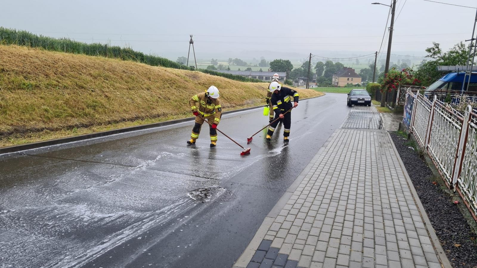Zdjęcie w galerii na portalu naszraciborz.pl: Gigantyczna plama w Bojanowie. Winna awaria ciągnika [FOTO] wiadomości z regionu