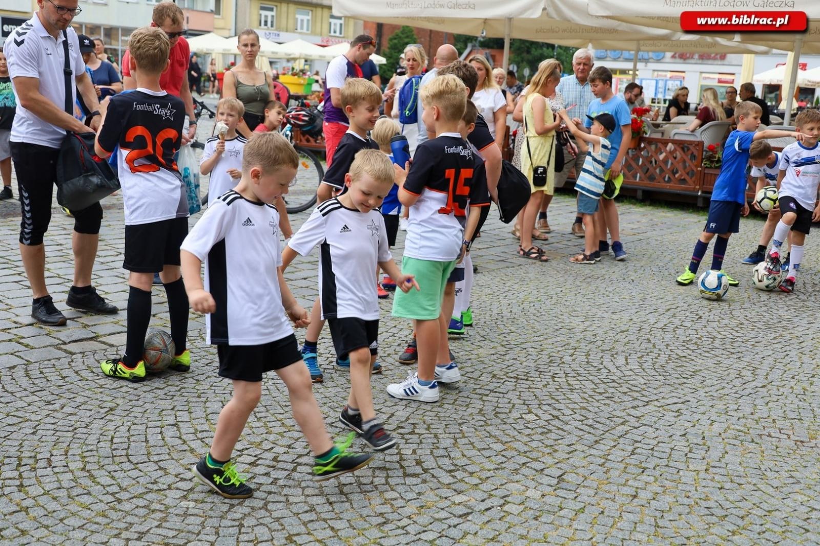 Zdjęcie w galerii na portalu naszraciborz.pl: Piłkarski mistrz dał pokaz na raciborskim rynku [FOTO i WIDEO] wiadomości z regionu