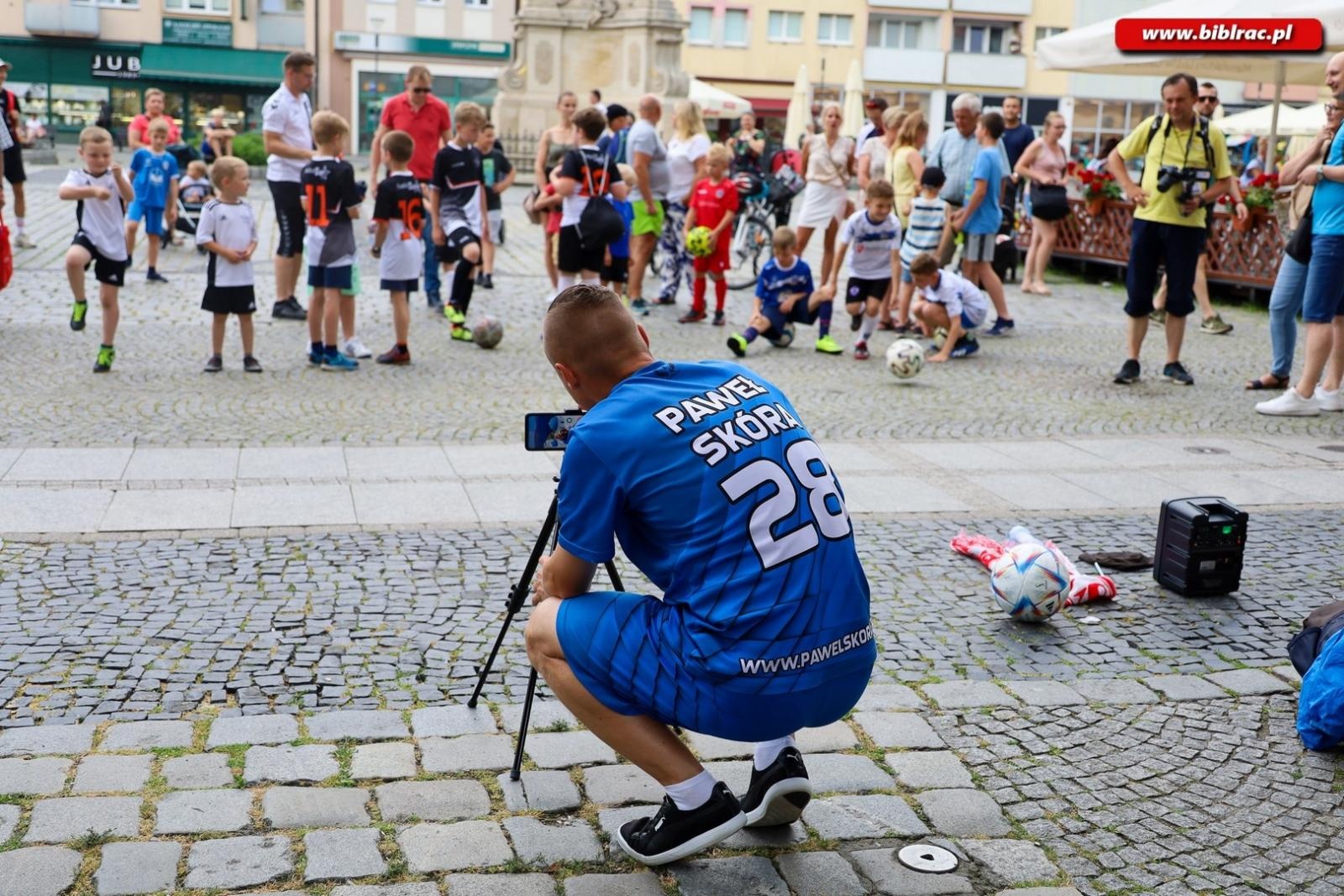 Zdjęcie w galerii na portalu naszraciborz.pl: Piłkarski mistrz dał pokaz na raciborskim rynku [FOTO i WIDEO] wiadomości z regionu