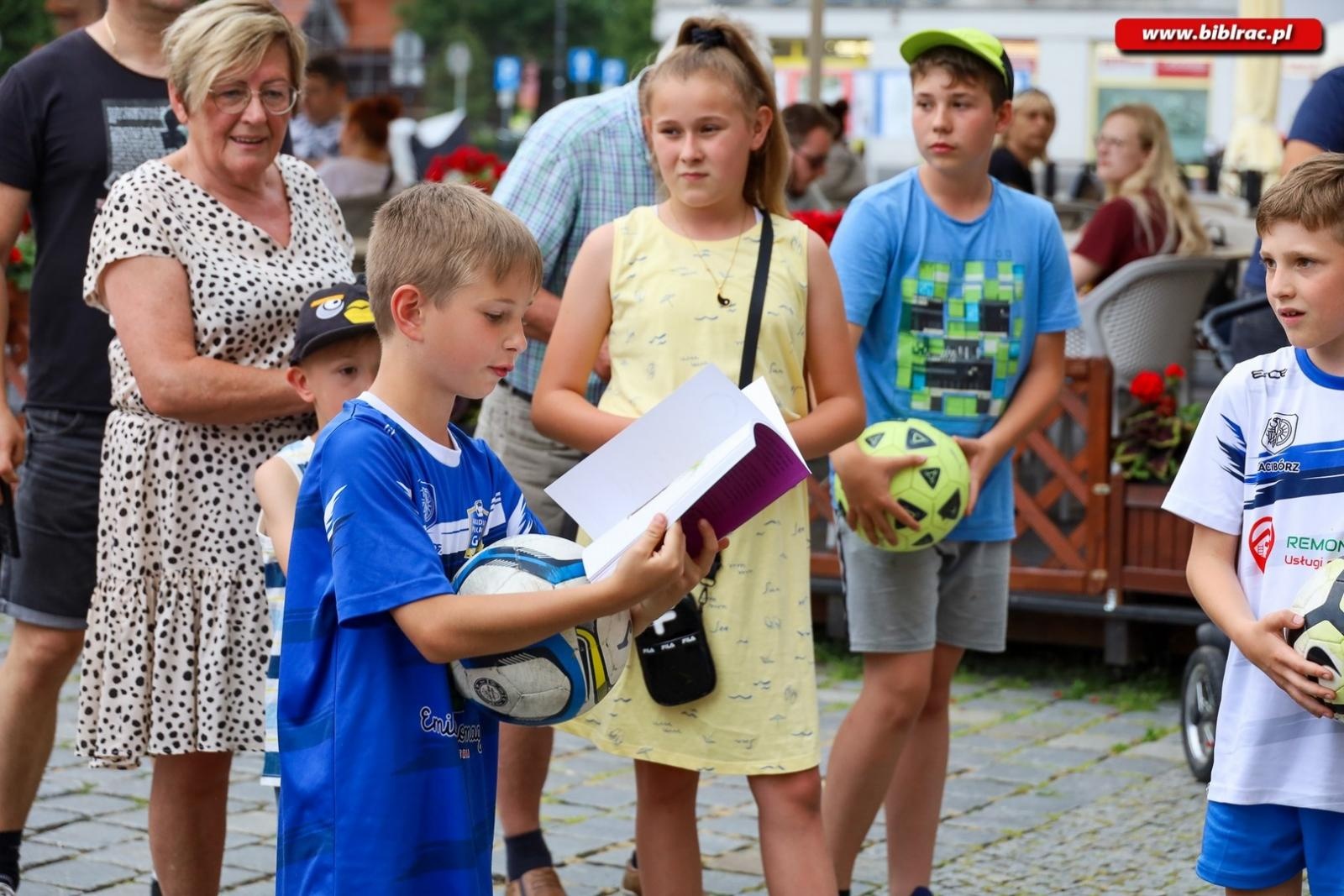 Zdjęcie w galerii na portalu naszraciborz.pl: Piłkarski mistrz dał pokaz na raciborskim rynku [FOTO i WIDEO] wiadomości z regionu