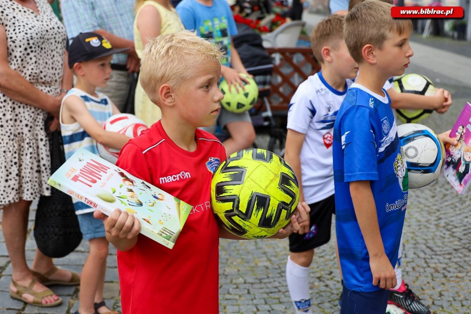 Zdjęcie w galerii na portalu naszraciborz.pl: Piłkarski mistrz dał pokaz na raciborskim rynku [FOTO i WIDEO] wiadomości z regionu