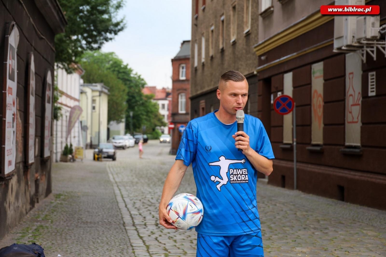 Zdjęcie w galerii na portalu naszraciborz.pl: Piłkarski mistrz dał pokaz na raciborskim rynku [FOTO i WIDEO] wiadomości z regionu