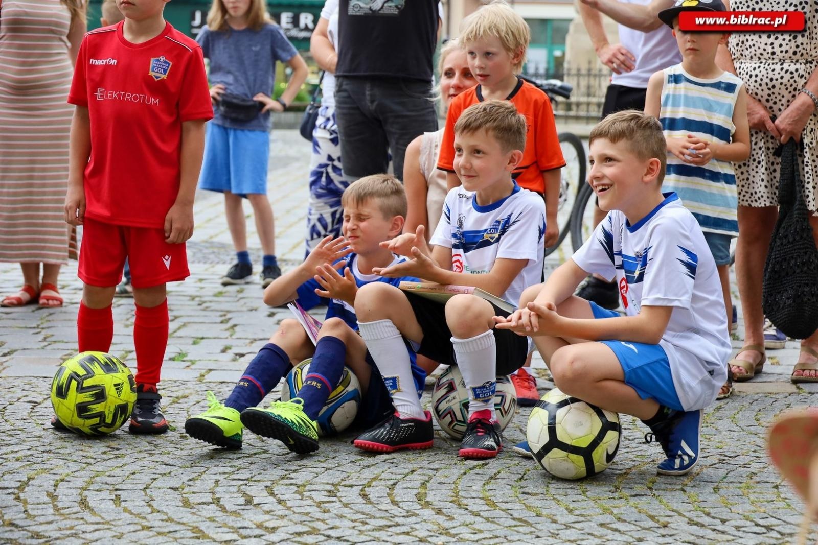 Zdjęcie w galerii na portalu naszraciborz.pl: Piłkarski mistrz dał pokaz na raciborskim rynku [FOTO i WIDEO] wiadomości z regionu