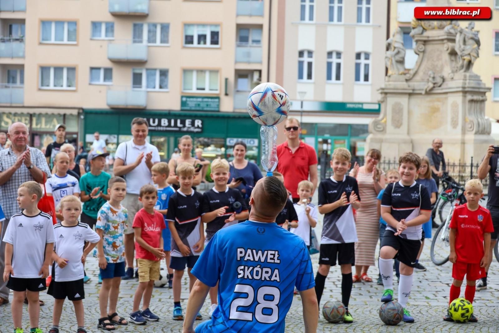Zdjęcie w galerii na portalu naszraciborz.pl: Piłkarski mistrz dał pokaz na raciborskim rynku [FOTO i WIDEO] wiadomości z regionu