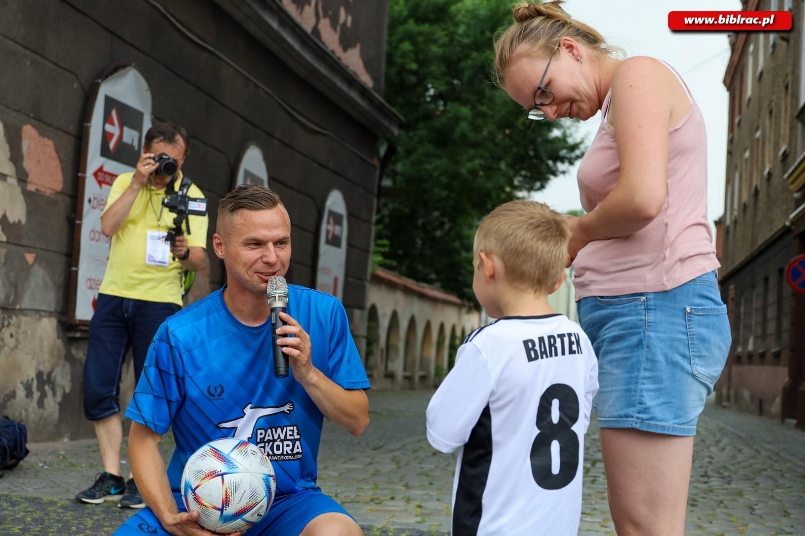 Zdjęcie w galerii na portalu naszraciborz.pl: Piłkarski mistrz dał pokaz na raciborskim rynku [FOTO i WIDEO] wiadomości z regionu