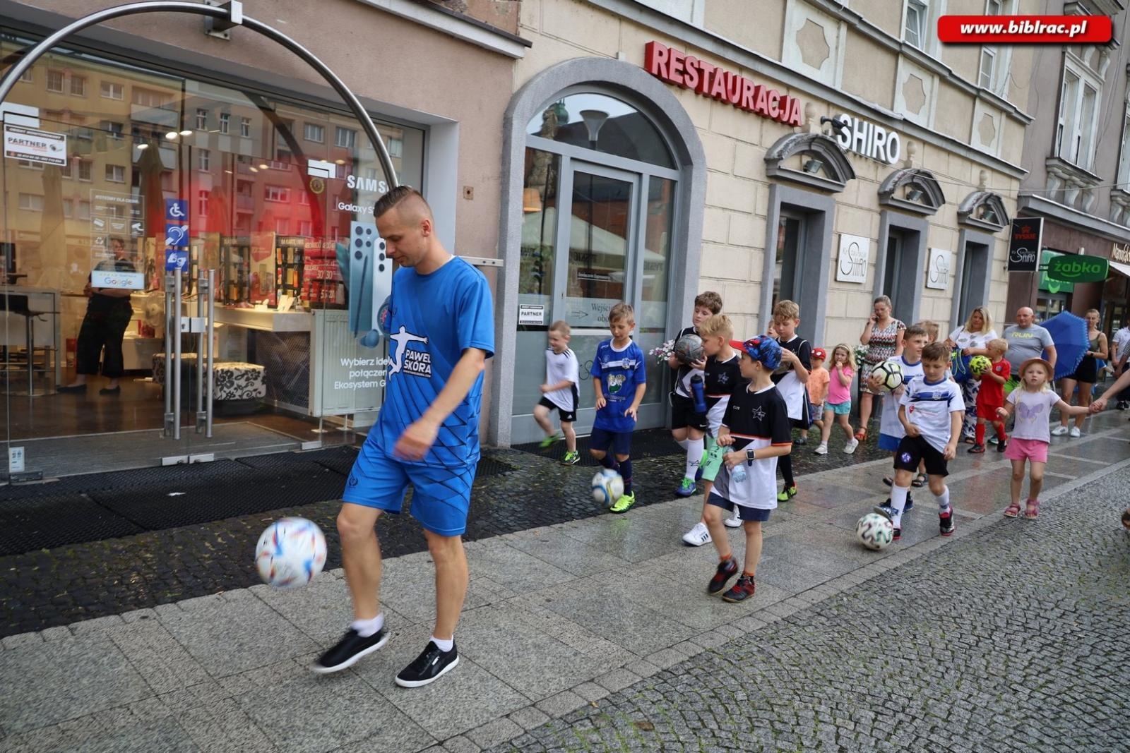 Zdjęcie w galerii na portalu naszraciborz.pl: Piłkarski mistrz dał pokaz na raciborskim rynku [FOTO i WIDEO] wiadomości z regionu