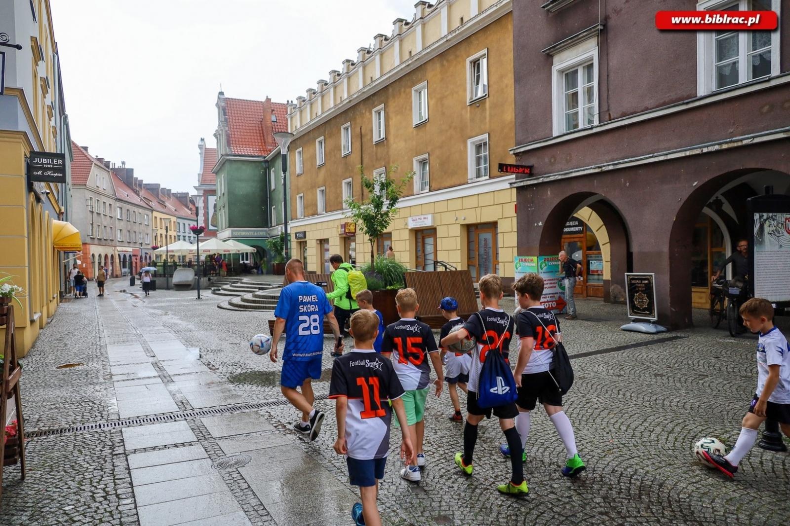 Zdjęcie w galerii na portalu naszraciborz.pl: Piłkarski mistrz dał pokaz na raciborskim rynku [FOTO i WIDEO] wiadomości z regionu