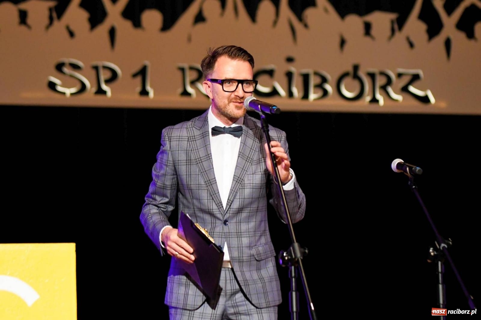 Zdjęcie w galerii na portalu naszraciborz.pl: Gala laureatów i absolwentów SP 1 [FOTO] wiadomości z regionu