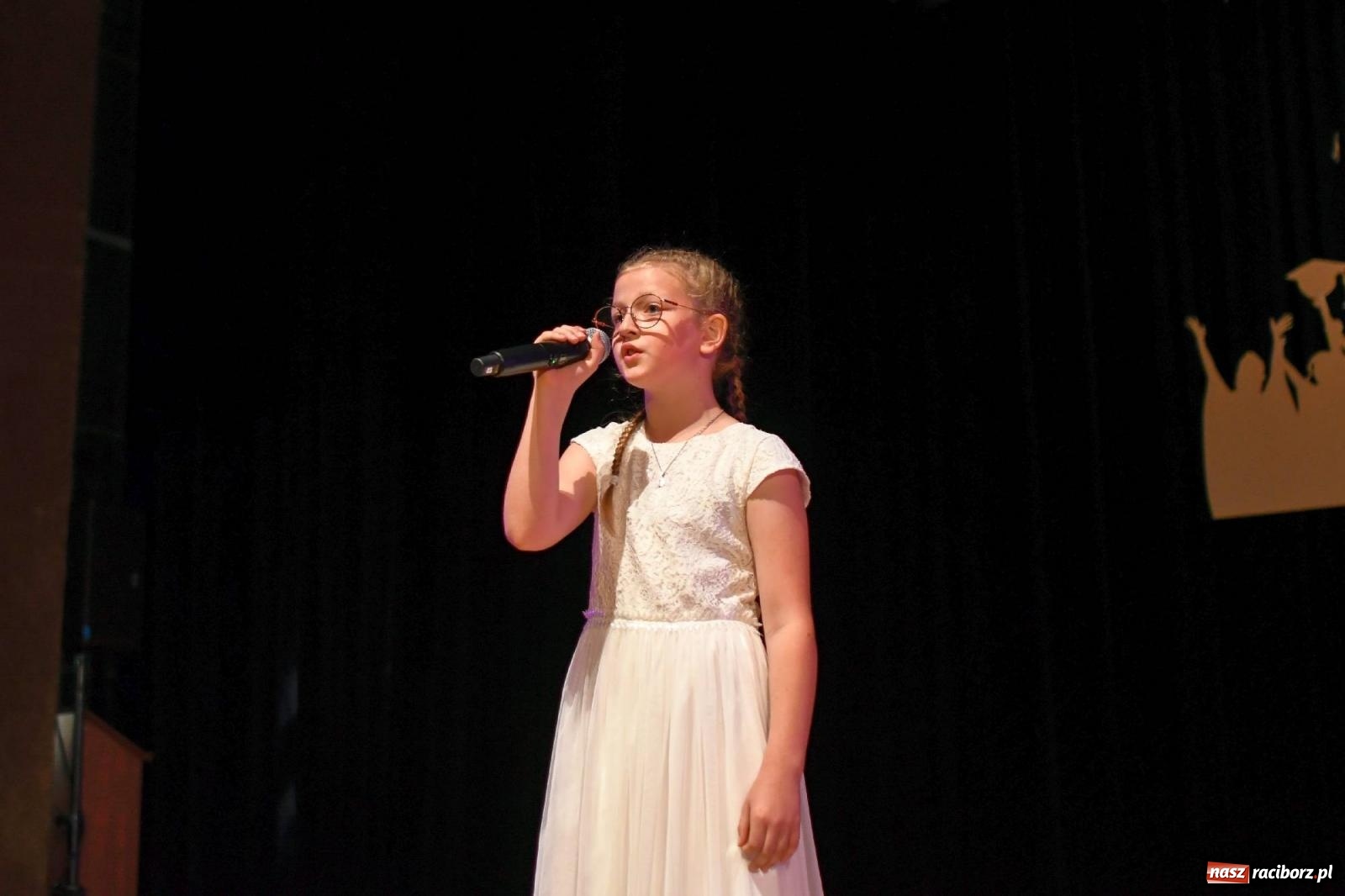 Zdjęcie w galerii na portalu naszraciborz.pl: Gala laureatów i absolwentów SP 1 [FOTO] wiadomości z regionu