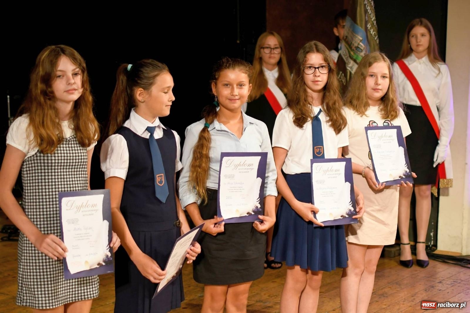 Zdjęcie w galerii na portalu naszraciborz.pl: Gala laureatów i absolwentów SP 1 [FOTO] wiadomości z regionu
