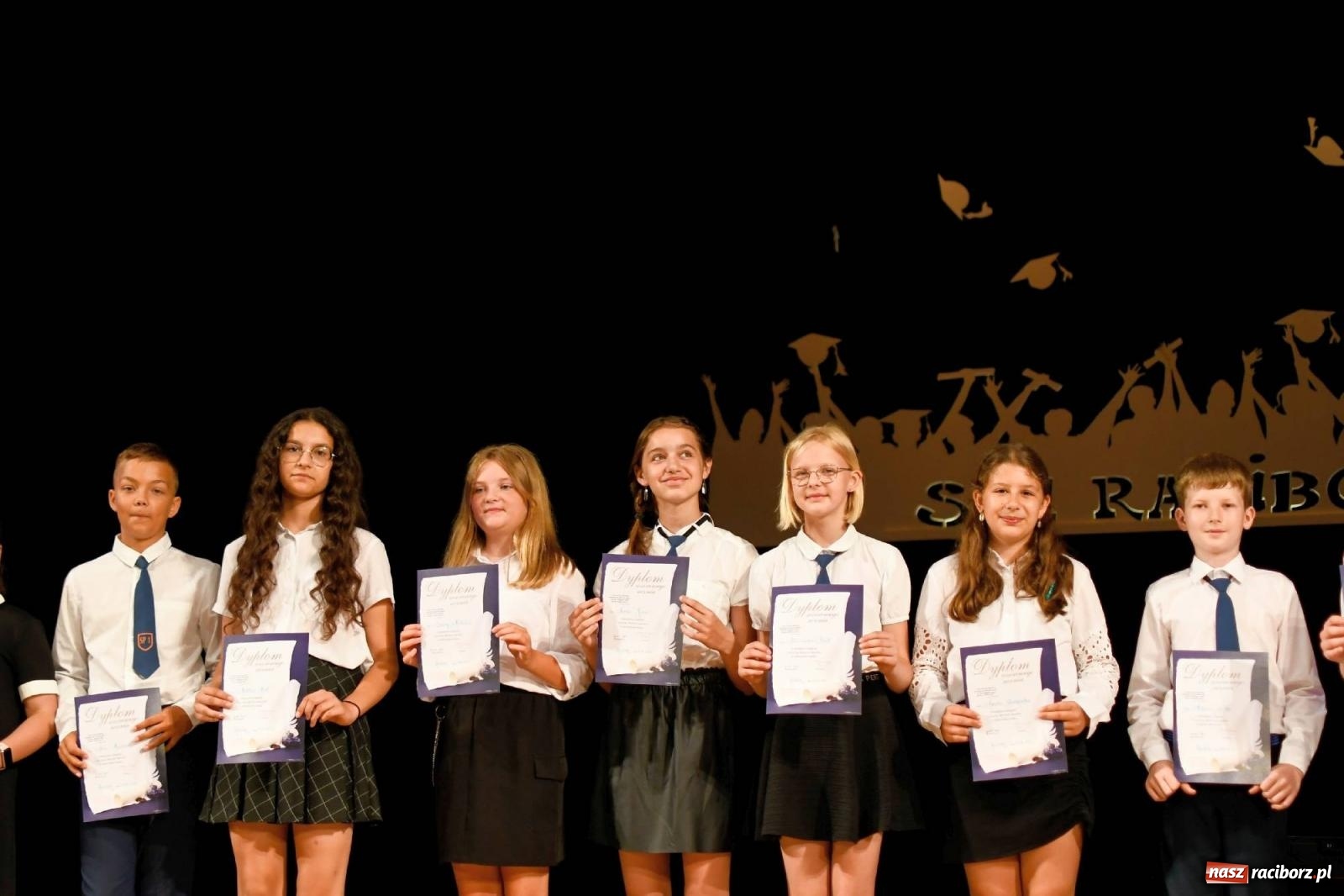 Zdjęcie w galerii na portalu naszraciborz.pl: Gala laureatów i absolwentów SP 1 [FOTO] wiadomości z regionu