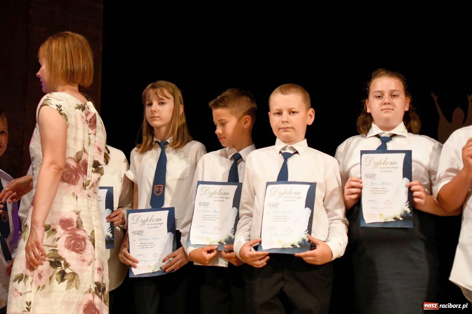 Zdjęcie w galerii na portalu naszraciborz.pl: Gala laureatów i absolwentów SP 1 [FOTO] wiadomości z regionu