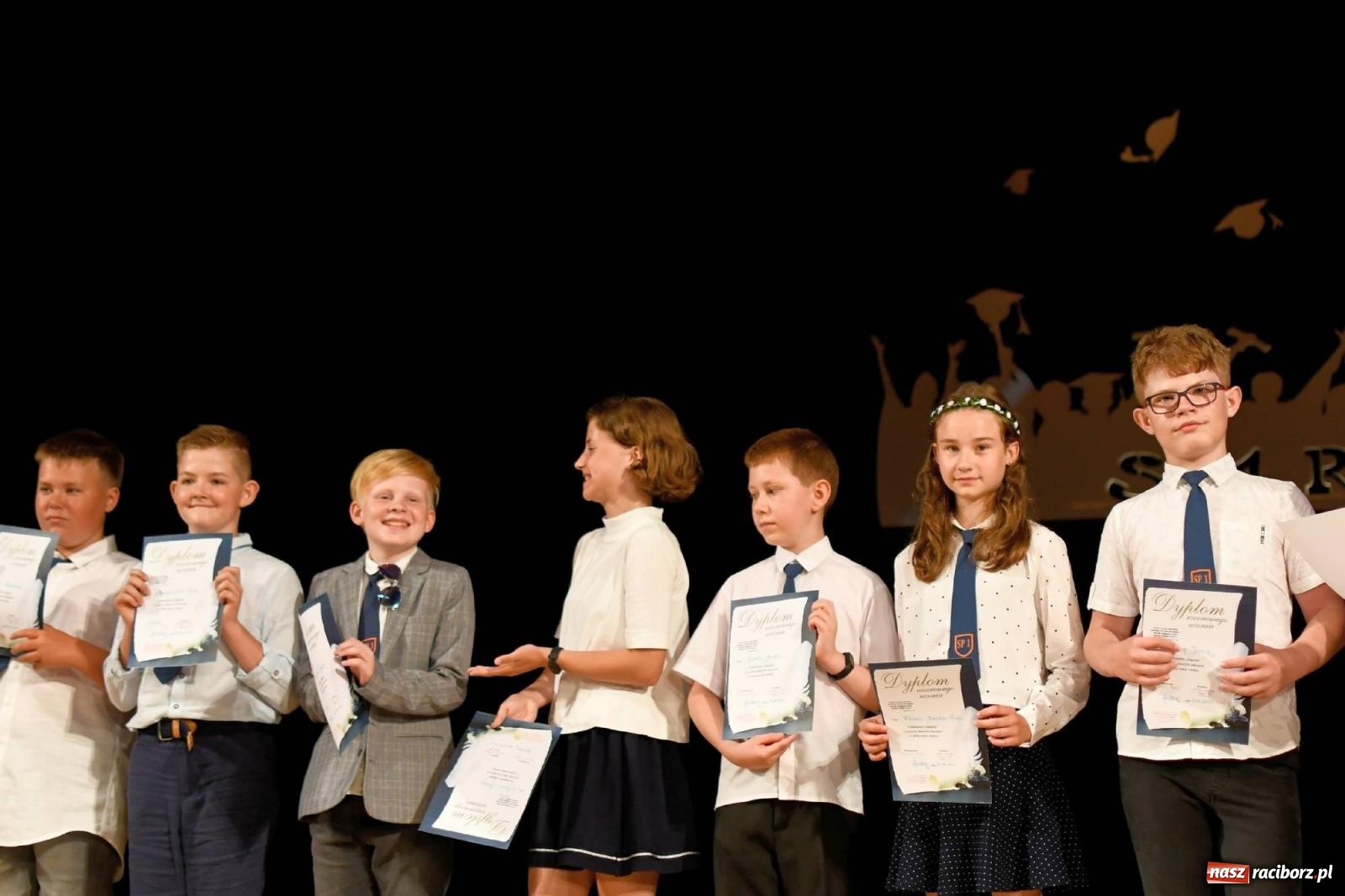 Zdjęcie w galerii na portalu naszraciborz.pl: Gala laureatów i absolwentów SP 1 [FOTO] wiadomości z regionu