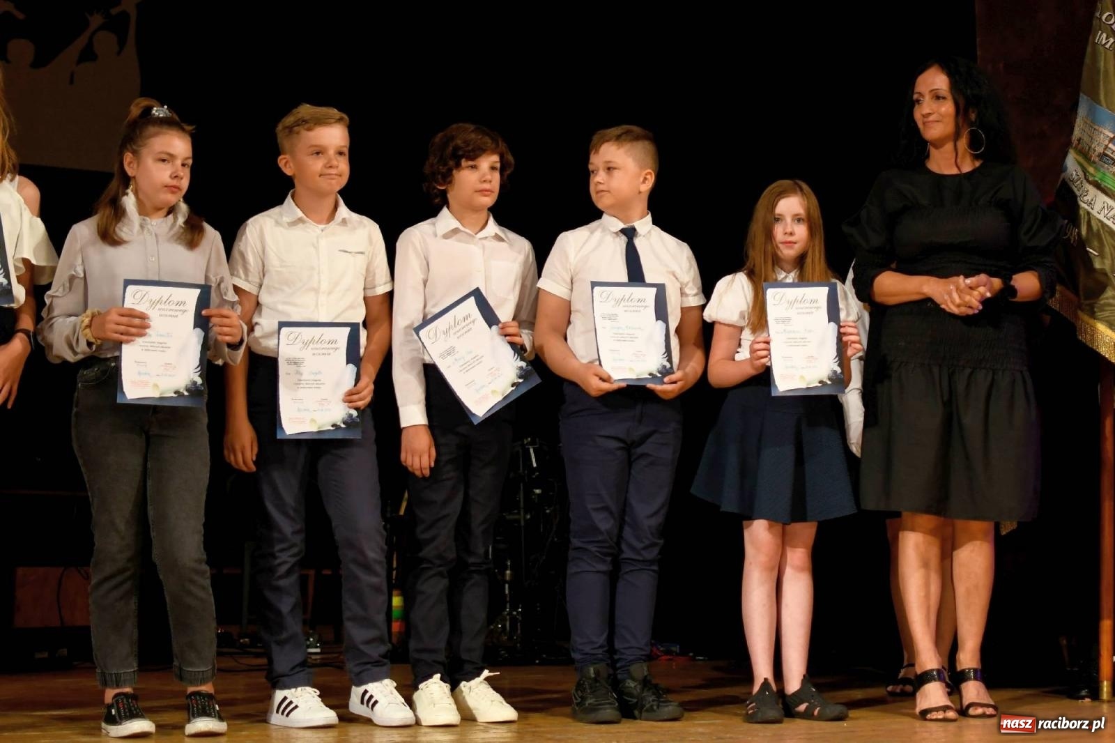 Zdjęcie w galerii na portalu naszraciborz.pl: Gala laureatów i absolwentów SP 1 [FOTO] wiadomości z regionu