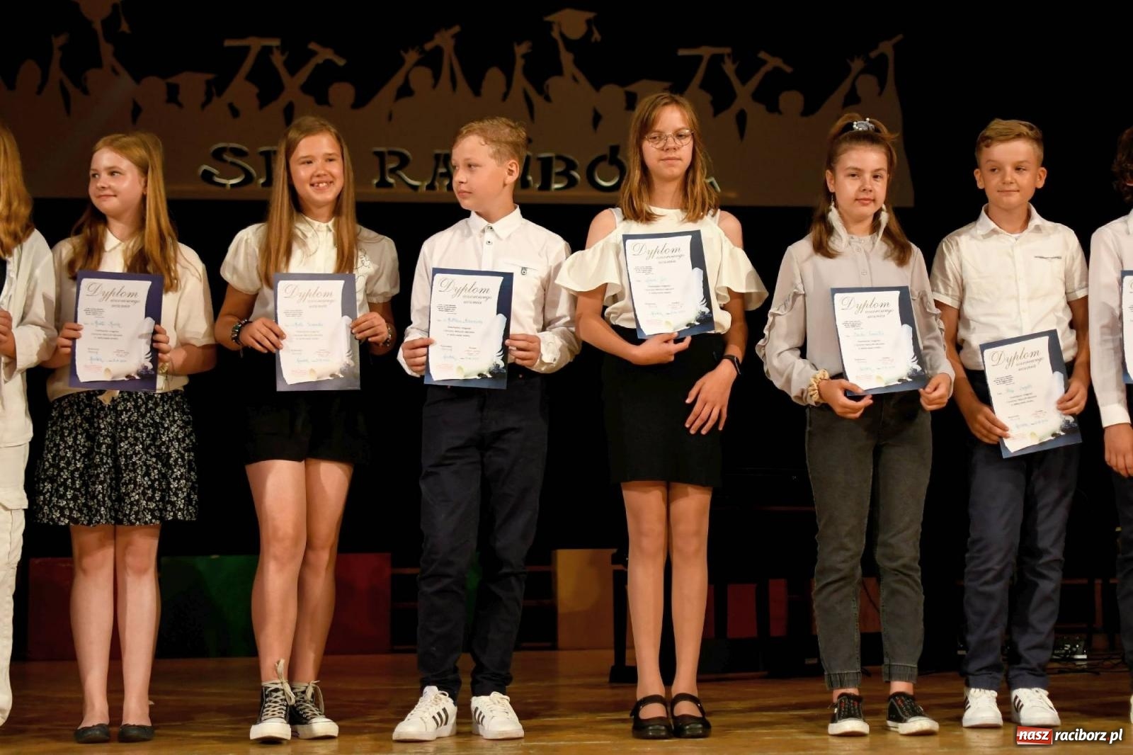 Zdjęcie w galerii na portalu naszraciborz.pl: Gala laureatów i absolwentów SP 1 [FOTO] wiadomości z regionu