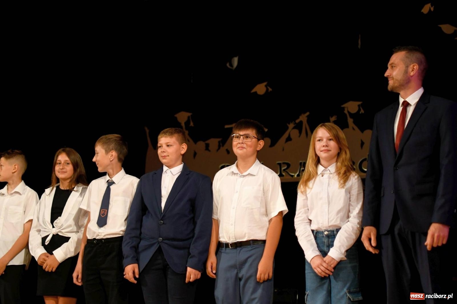 Zdjęcie w galerii na portalu naszraciborz.pl: Gala laureatów i absolwentów SP 1 [FOTO] wiadomości z regionu