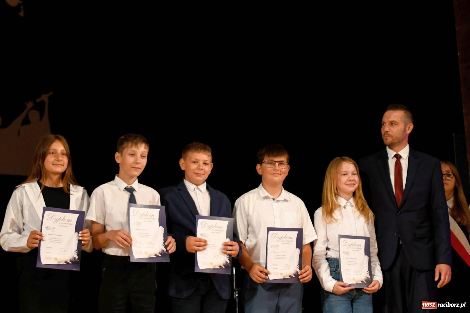 Zdjęcie w galerii na portalu naszraciborz.pl: Gala laureatów i absolwentów SP 1 [FOTO] wiadomości z regionu