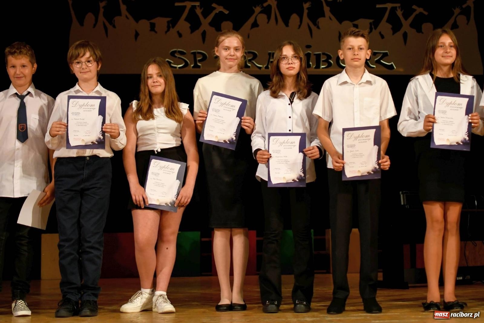 Zdjęcie w galerii na portalu naszraciborz.pl: Gala laureatów i absolwentów SP 1 [FOTO] wiadomości z regionu