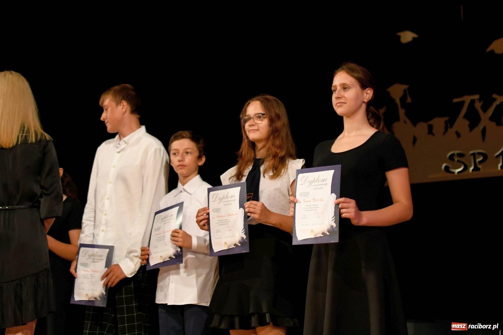 Zdjęcie w galerii na portalu naszraciborz.pl: Gala laureatów i absolwentów SP 1 [FOTO] wiadomości z regionu