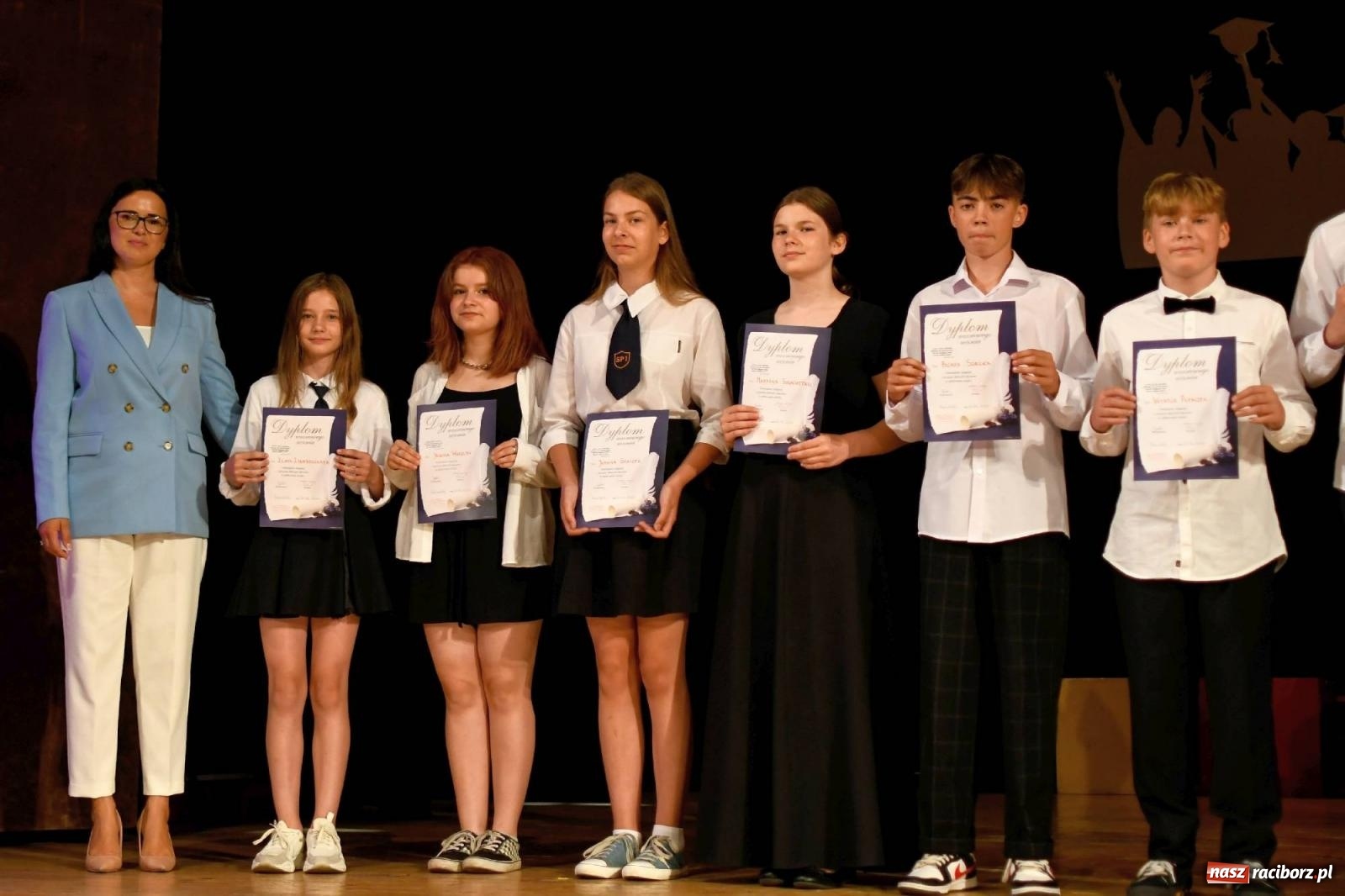 Zdjęcie w galerii na portalu naszraciborz.pl: Gala laureatów i absolwentów SP 1 [FOTO] wiadomości z regionu