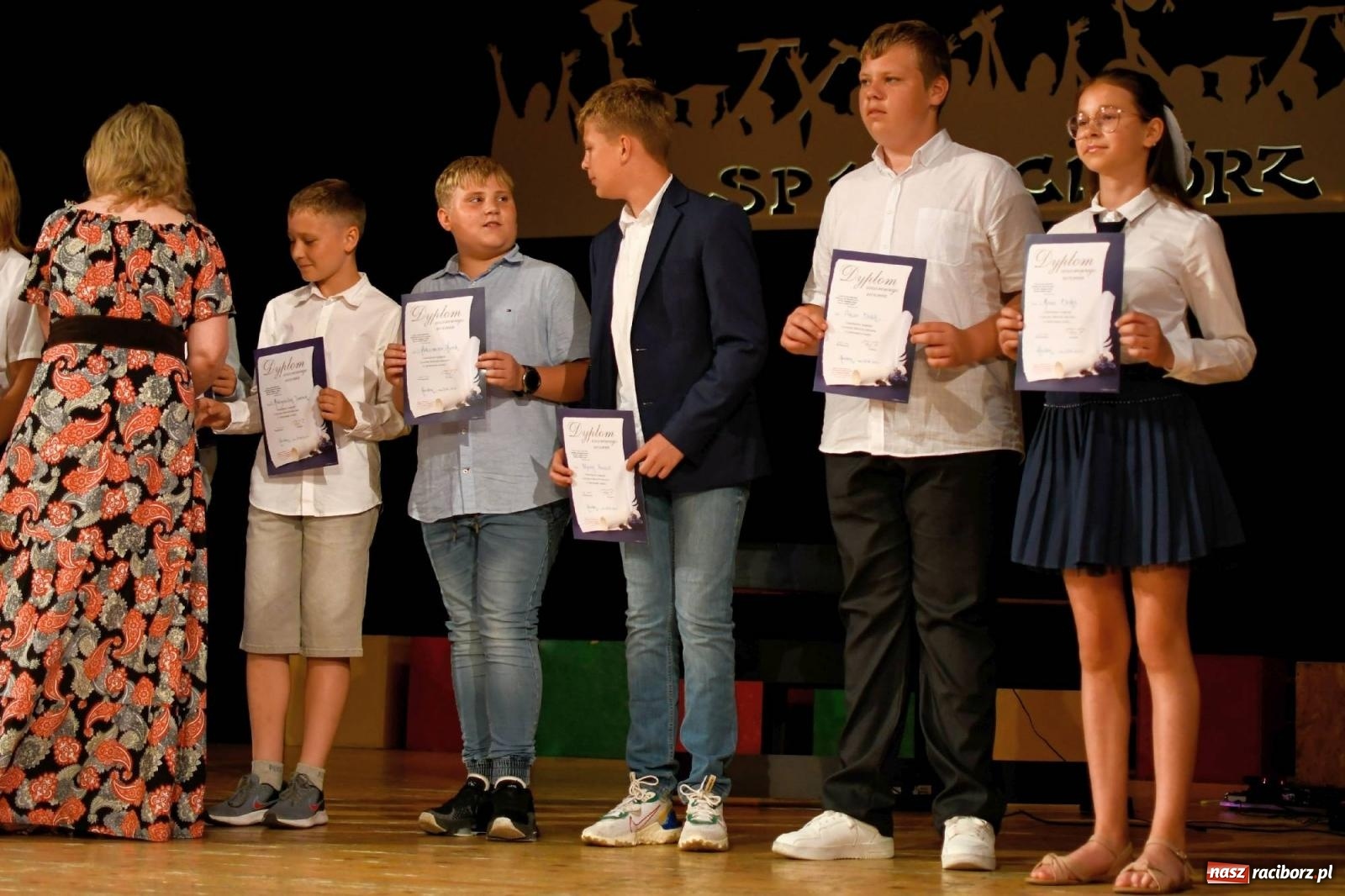 Zdjęcie w galerii na portalu naszraciborz.pl: Gala laureatów i absolwentów SP 1 [FOTO] wiadomości z regionu
